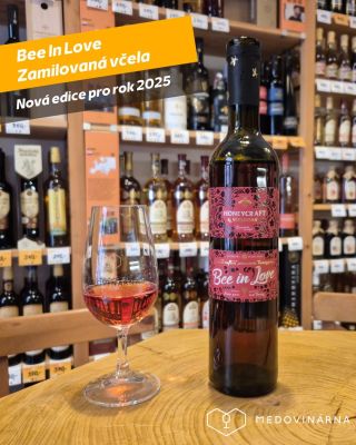 ZAMILOVANÁ VČELA pro všechny, kteří jsou zamilovaní do medoviny😍 Ovocná bobulová medovina Bee in Love je vyrobena společně...